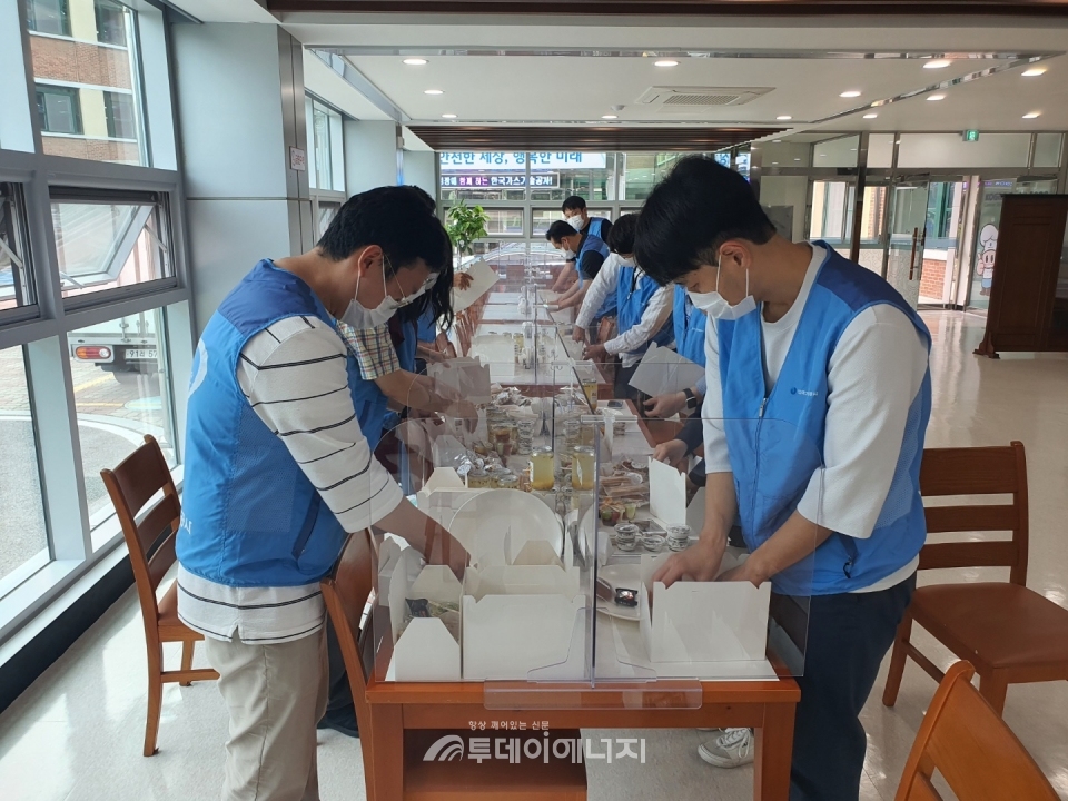 한국가스기술공사의 임직원들이 나눔행사에 사용될 간식을 정성스럽게 포장하고 있다.