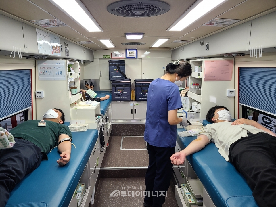 한국전력기술 임직원들이 헌혈을 실시하고 있다.