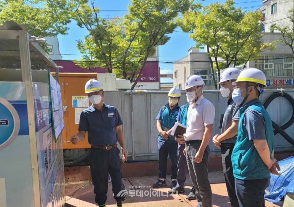 박원준 가스안전공사 광주전남지역본부장이 (주)해양에너지와 합동으로 도시철도 2호선 건설현장을 찾아 안전관리 상황을 점검했다.