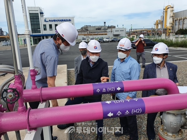 곽채식 가스안전공사 안전관리이사(좌 2번째)가 추석 연휴를 앞두고 하이넷 당진수소출하센터를 방문해 안전관리 실태를 점검하고 있다.