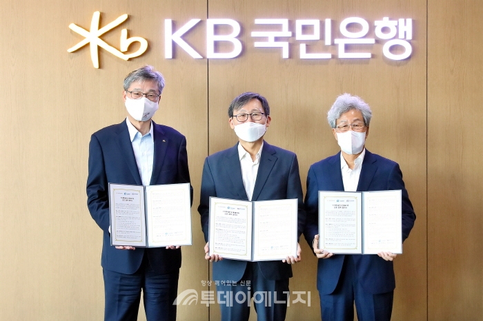 문재도 H2KOREA 회장(가운데)이 허인 KB국민은행장(좌), 김수보 엔지니어링공제조합 이사장과 업무협약 체결 후 기념촬영을 하고 있다.