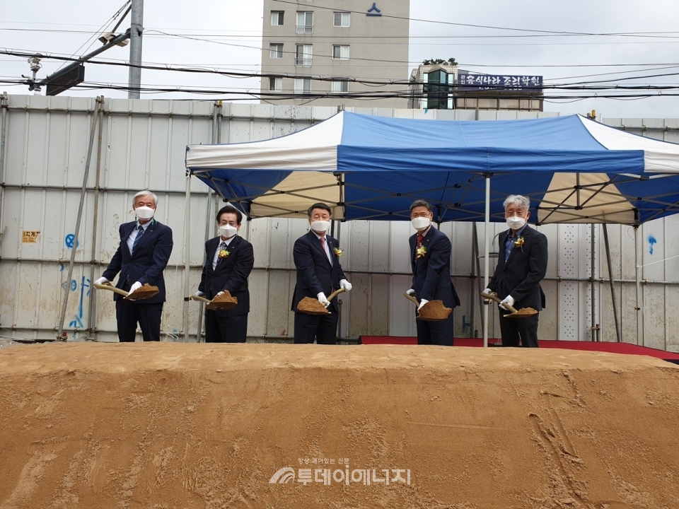 김선복 한국전기기술인협회 회장(좌 3번째) 등 관계자들이 시삽을 하고 있다.