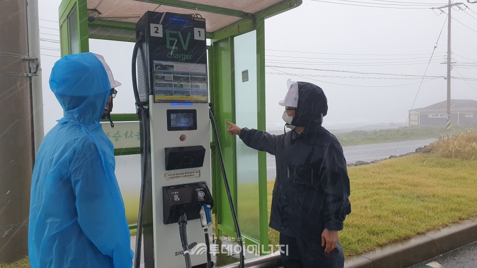 황우현 제주에너지공사 사장(우)이 전기차 충전설비 안전여부를 점검하고 있다.