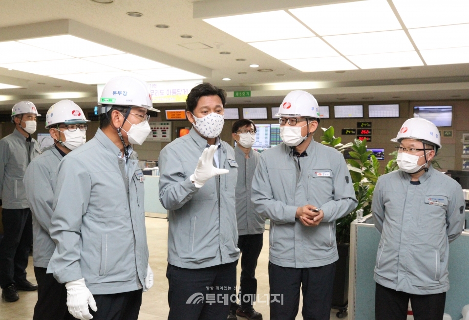 김영문 한국동서발전 사장(좌 2번째)이 울산발전본부를 찾아 현장안전점검을 시행하고 있다.