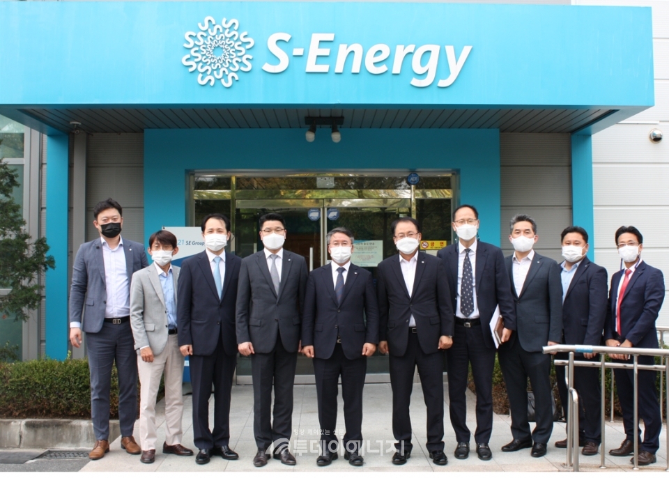 이승우 한국남부발전 사장(좌 5번째), 박상민 에스에너지 대표(좌 4번째) 등 관계자들이 대전공장에서 현장 간담회를 마치고 기념촬영을 하고 있다.