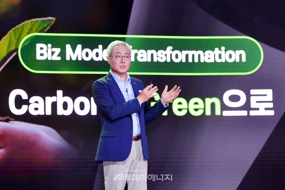 김준 SK이노베이션 총괄 사장이 7월 스토리데이에서 회사의 친환경 사업 전략을 발표하고 있는 모습.