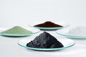 고성능 배터리 소재의 핵심인 바스프의 전구체 양극활물질 (녹색, 갈색 파우더), 탄산리튬 (백색 파우더) 및 양극활물질 (흑색 파우더).