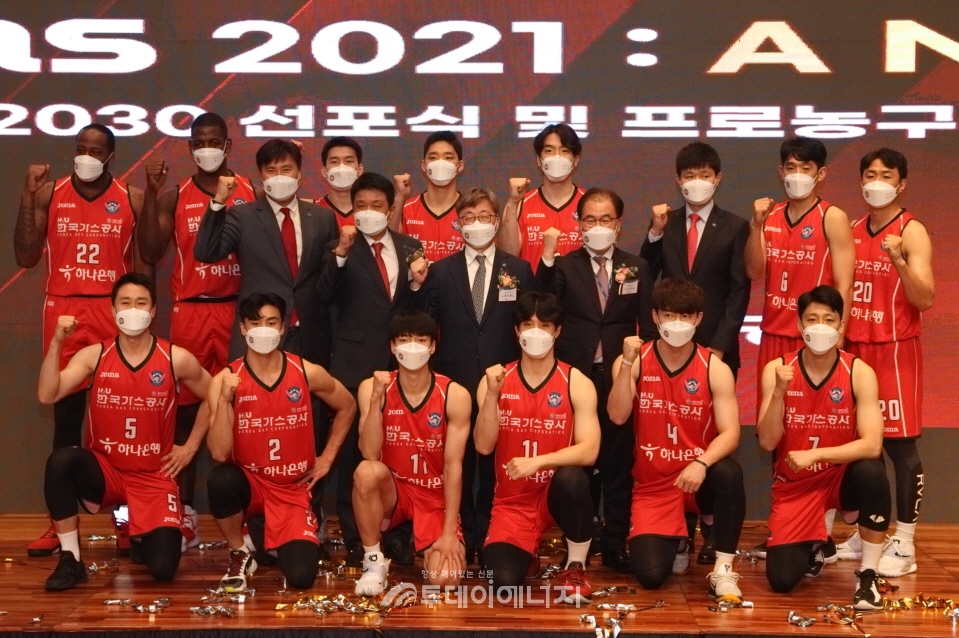 채희봉 한국가스공사 사장(가운데 줄 좌 3번째)과 페가수스 농구단의 코칭스태프, 선수들이 기념촬영을 하고 있다.