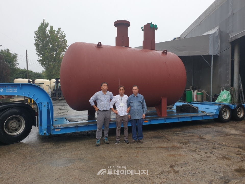 김혜길 (주)부영이엔지 대표가 첫 제작한 20톤 대형 LPG저장탱크를 제주 서귀포 소재 (주)청우에 납품하기에 앞서 포즈를 취하며 기념 촬영을 하고 있다.