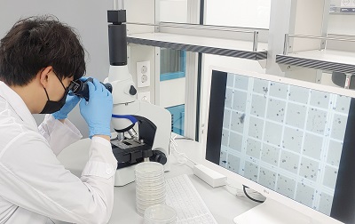 LG전자 연구원이 물질분석공인랩에서 현미경을 이용해 항곰팡이 성능을 평가하고 있다.