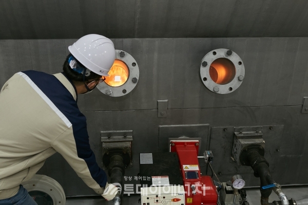 에코크레이션의 열분해 기술이 적용된 뉴에코원 공장 엔지니어가 열분해유 생산 설비를 시험 가동하고 있다.