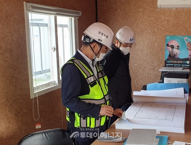 김인식 한국농어촌공사 사장이 공사 현장 불시점검에서 주요점검 전에 도면을 살펴보고 있다