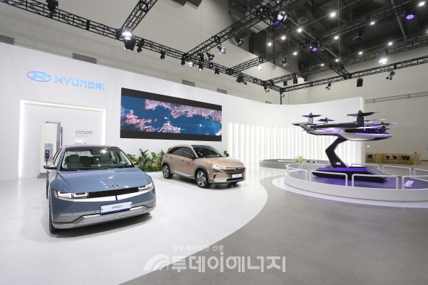대구 국제 미래자동차 엑스포 현대자동차관에 전시된 아이오닉 5와 넥쏘.