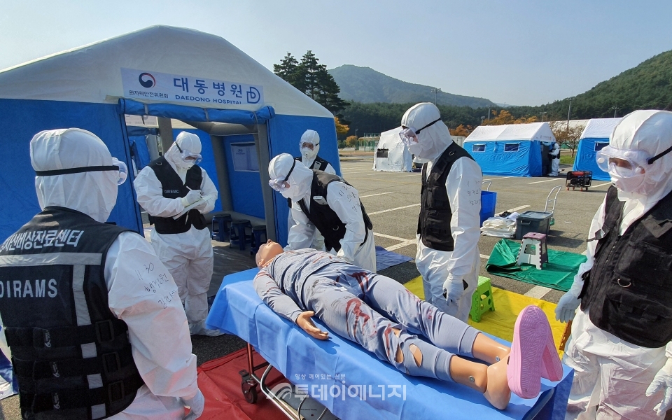 국가방사능방재훈련이 실시된 훈련에 참여한 국가방사선비상진료센터 직원들이 방사선에 피폭된 가상 환자를 치료하고 있다.