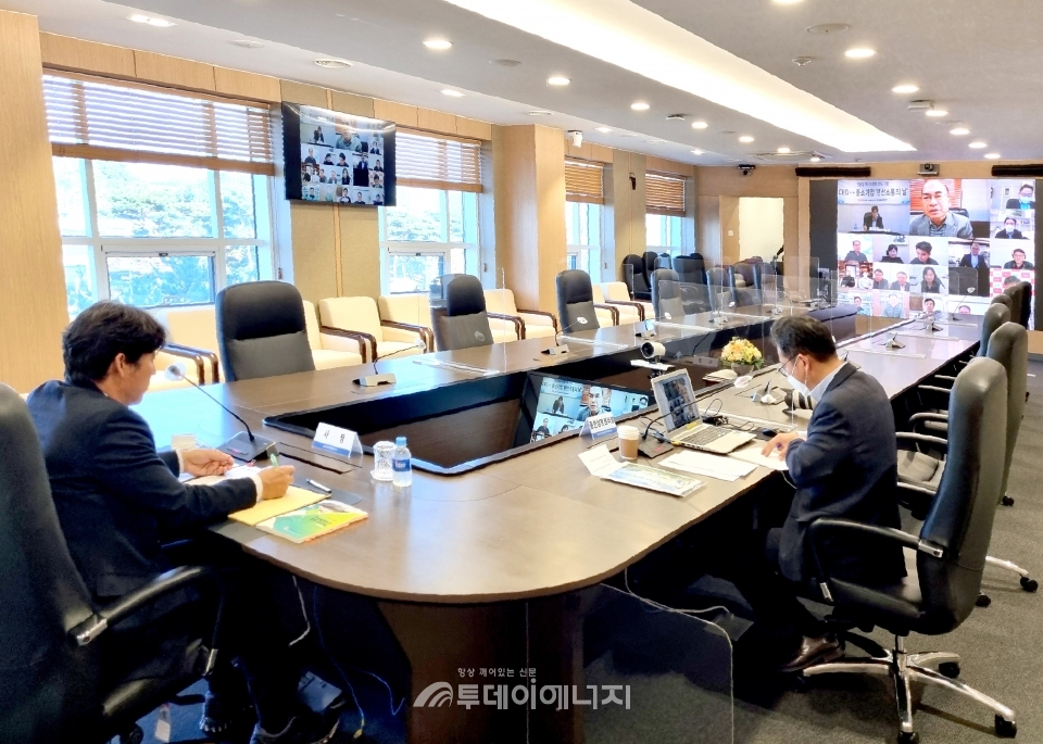 김영문 한국동서발전 사장과 협력 중소기업 대표들이 화상회의 시스템을 통해 ‘랜선 소통의 날’ 간담회에 참여하고 있다.