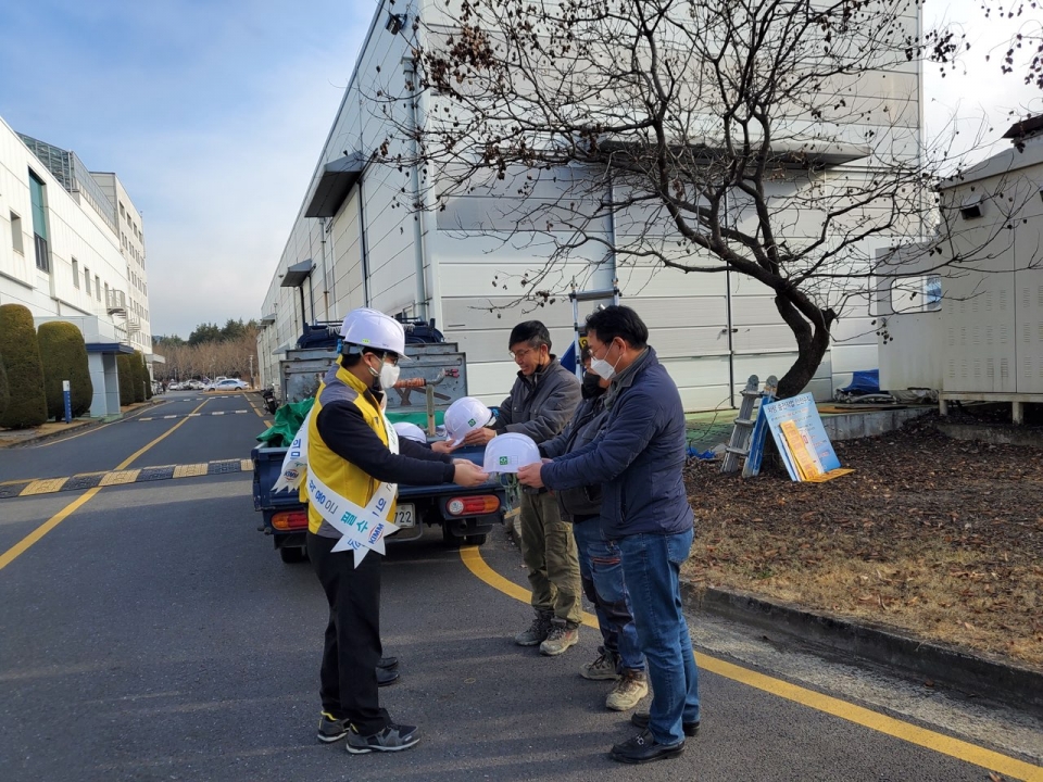 한국기계연구원은 안전한 연구 환경을 구축하기 위한 노력의 하나로 연구원 내 수급기관 근로자에게 안전보호구 착용을 안내하고 안전 보호구를 전달했다.