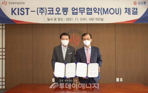 안병덕 코오롱 부회장(좌)과 윤석진 KIST 원장이 협약서에 서명 후 기념촬영을 하고 있다.