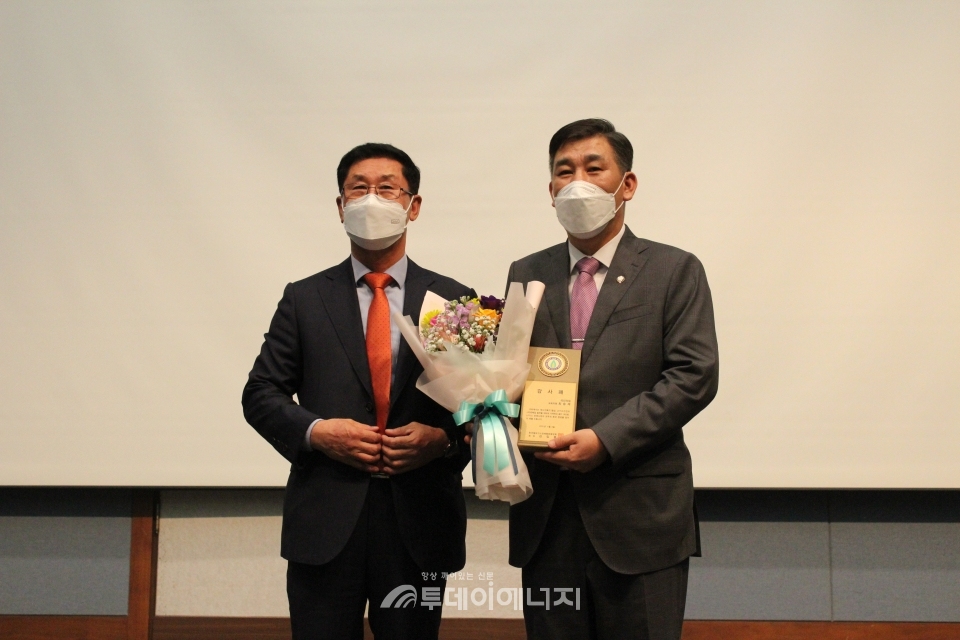 최승재 의원(우)이 김임용 LP가스판매협회 회장으로부터 감사패를 받은 후 기념 촬영을 하고 있다.