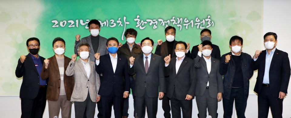 김기문 중소기업중앙회 회장(앞줄 가운데)이 제3차 환경정책위원회 회의를 가진 후 참석 위원들과 기념 촬영을 하고 있다.
