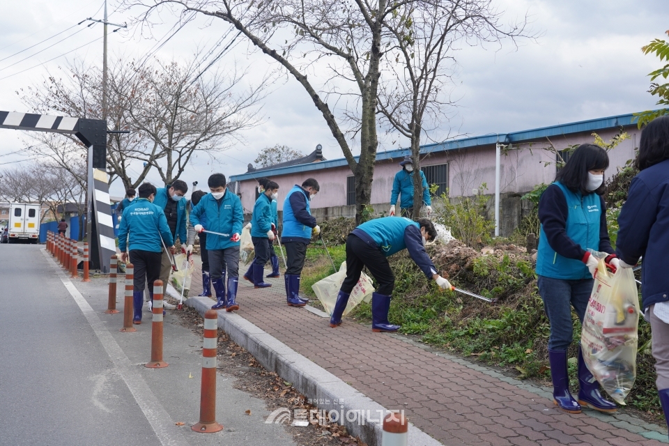 한국원자력환경공단 청정누리봉사단이 충효천 일대에서 환경정화활동을 시행하고 있다.