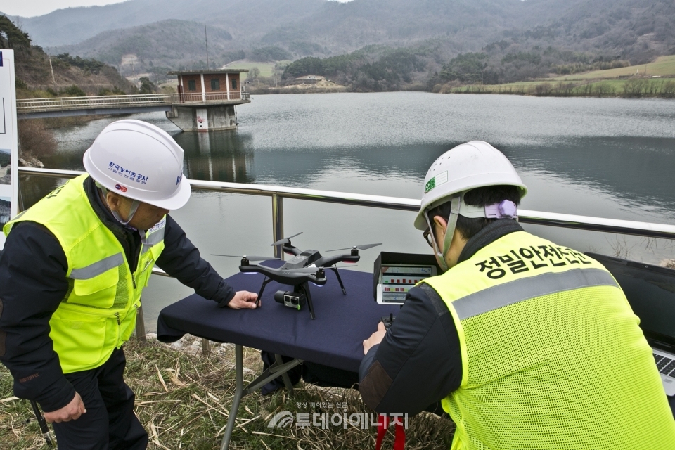 한국농어촌공사 직원들이 접근이 어려운 구간에 대한 외관상 결함여부를 확인하기 위해 드론을 띄우고 있다.