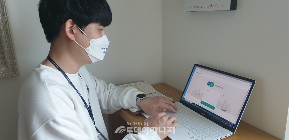 한국중부발전 직원이 원격업무 VDI시스템을 이용하고 있다.