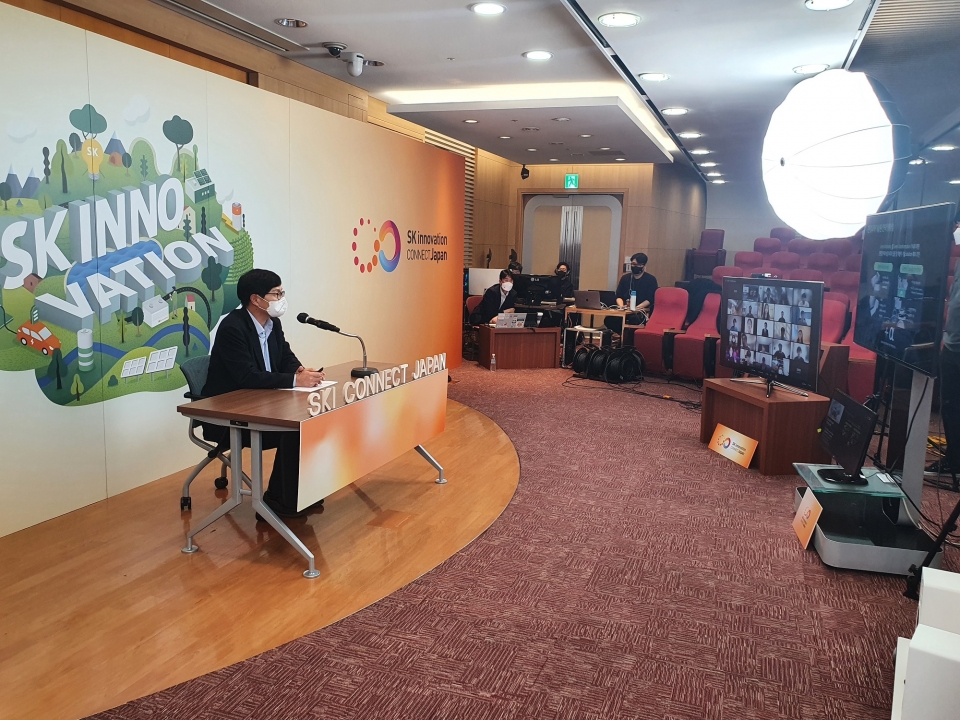 이성준 SK이노베이션 환경과학기술원장이 서울 종로구 SK서린빌딩에서 화상회의 시스템을 통해 참석자들에게 회사의 친환경 비전과 핵심 기술 개발 방향을 설명하고 있다.