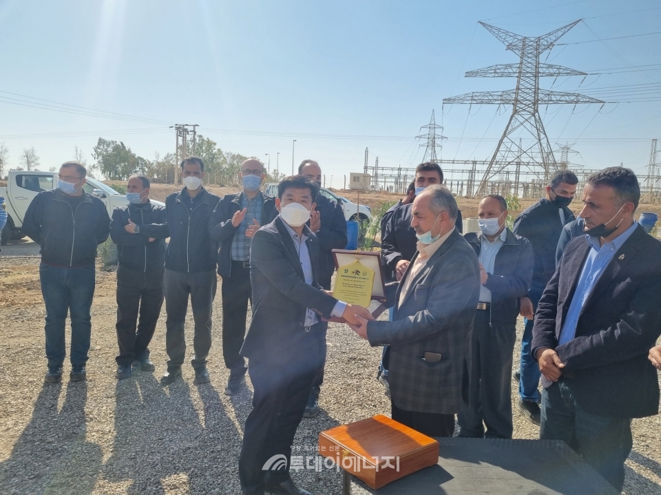 한국남부발전이 요르단 알카트라나 인근 현지 식목행사에서 요르단 정부의 따뜻한 감사의 마음을 전달받고 있다.