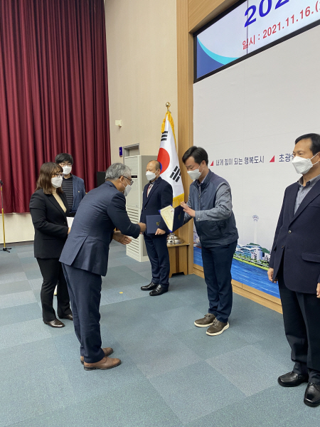 박종곤 가스안전공사 부산지역본부장이 16일 가스안전에 헌신한 업계 관계자의 노고를 치하하고 임해종 사장을 대신해 공사 사장상을 전달하고 있다.