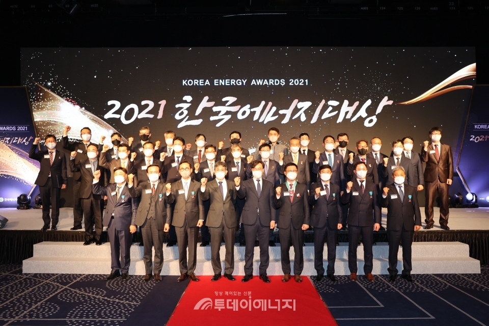 2021 한국에너지대상 수상자들이 기념촬영하고 있다.