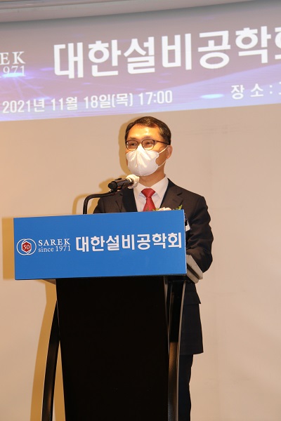 김민수 대한설비공학회 회장이 기념사를 하고 있다.