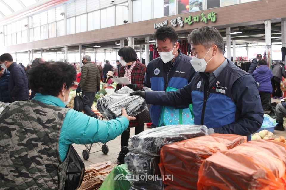 한국수력원자력 새울원자력본부 노사 관계자들이 전통시장에서 생필품을 구매하고 있다.