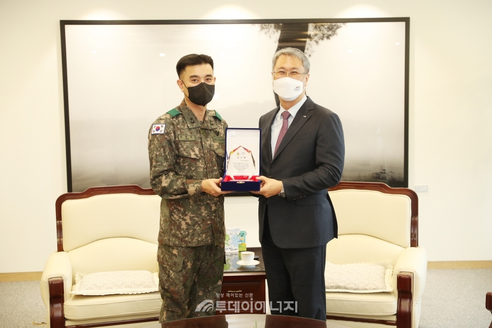 박재현 한국수자원공사 사장(우)과 최병섭 국군의무사령부 사령관이 기념촬영을 하고 있다.