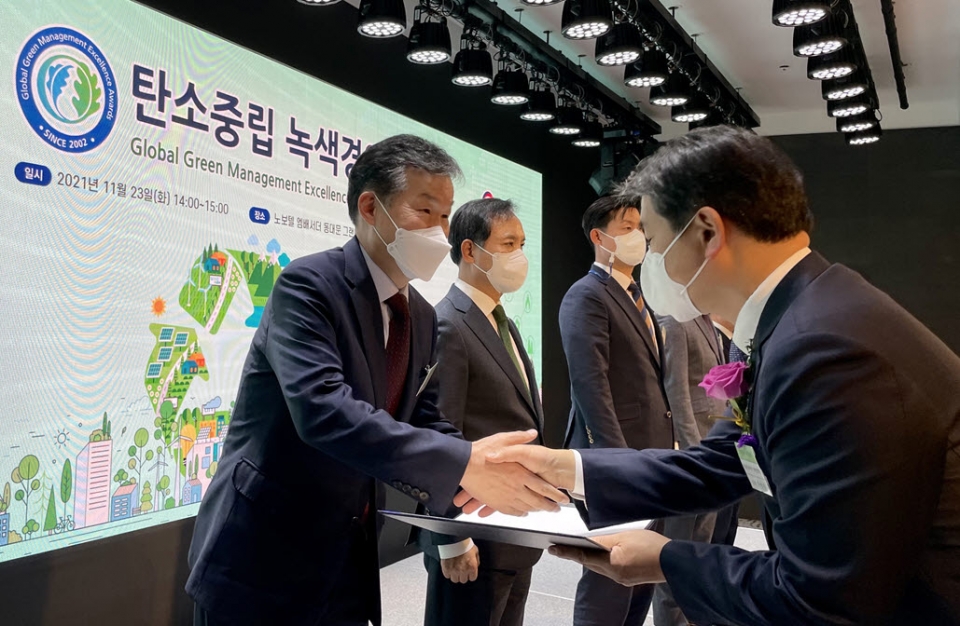 김정환 힘펠 대표(좌 첫번째)가 23일 열린 ‘2021 탄소중립 녹색경영’ 기념식에서 대통령 표창을 수상하고 있다.