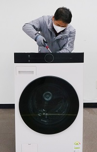 지난 23일 열린 ‘한국서비스 기술올림픽’ 본선에서 서비스 엔지니어가 세탁기를 수리하고 있다.