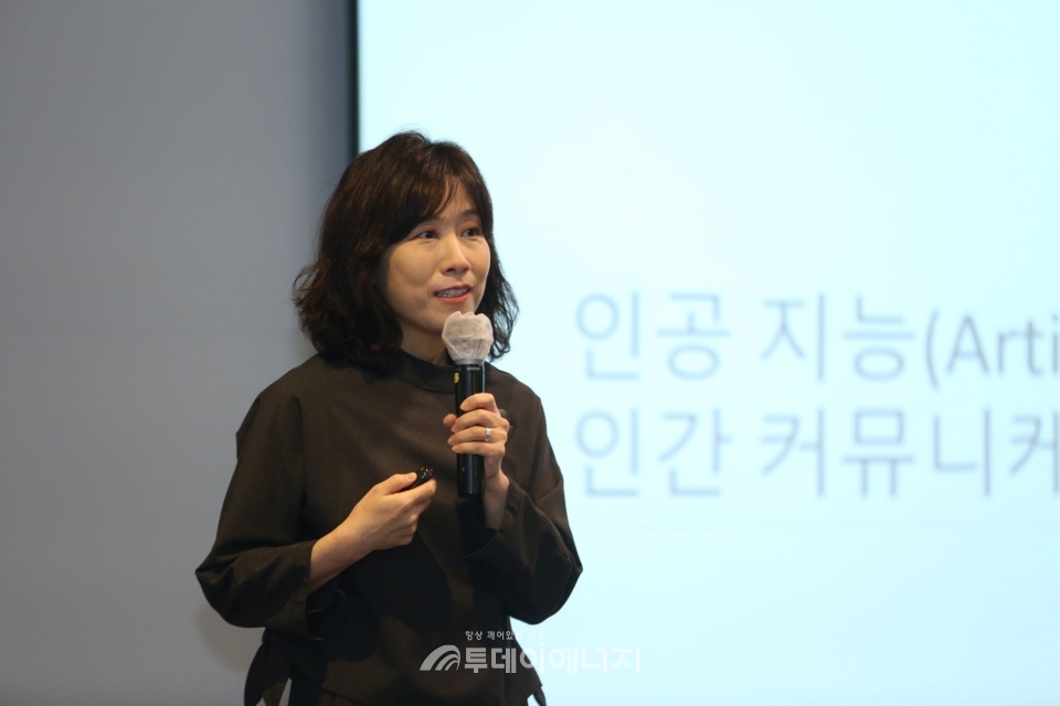 이은주 서울대학교 교수가 CEO 북클럽을 진행하고 있다.