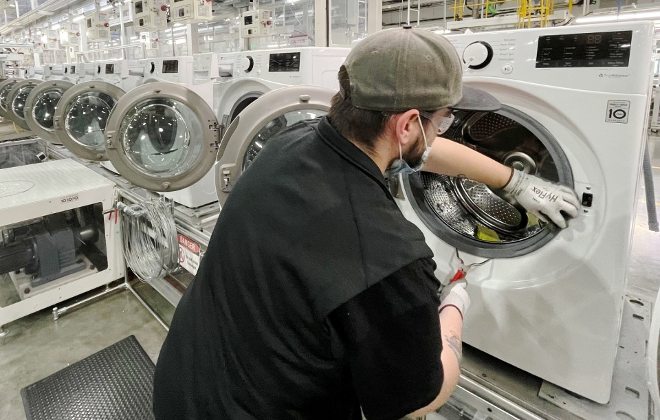 LG전자 직원이 미국 테네시(Tennessee)주 클락스빅(Clarksville)에 있는 세탁기 라인에서 드럼 세탁기 생산에 분주하다.