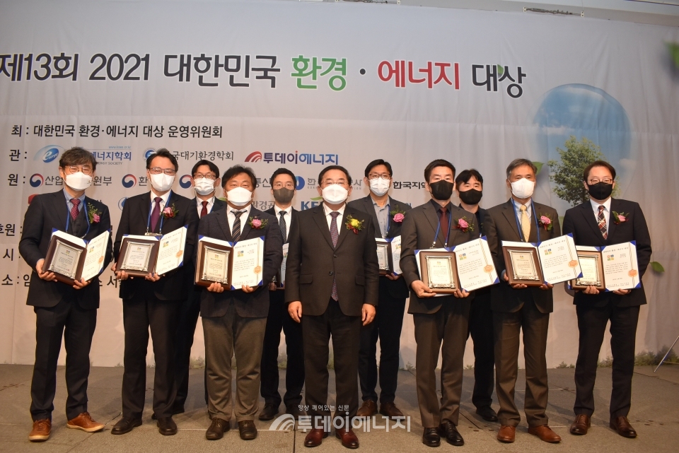한승욱 한국에너지학회 수석부회장(앞줄 좌 4번째)과 한국에너지학회 학술상 수상자들이 기념촬영하고 있다.