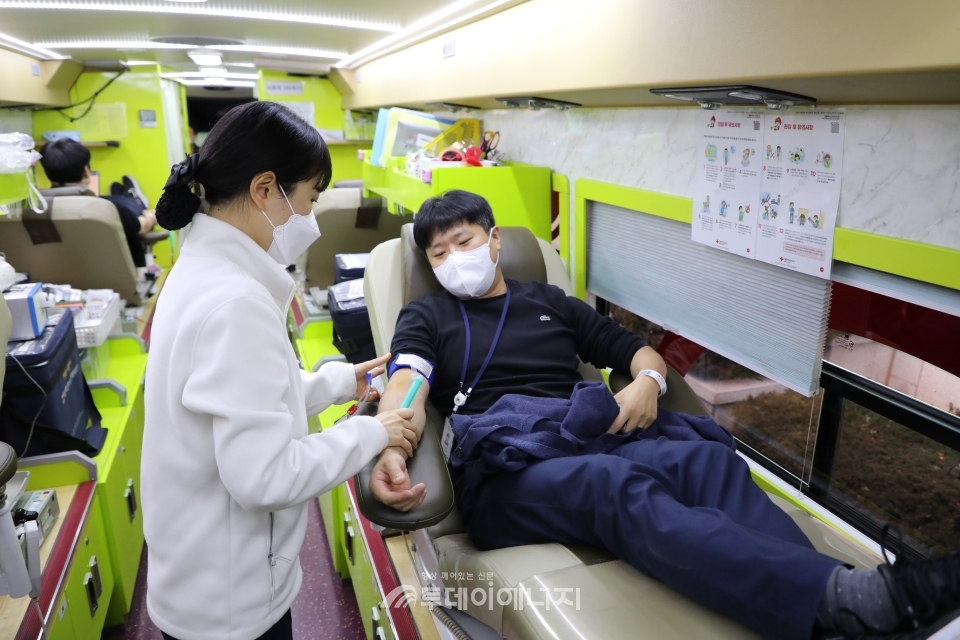 서울에너지공사 관계자들이 헌혈봉사에 참여하고 있다.
