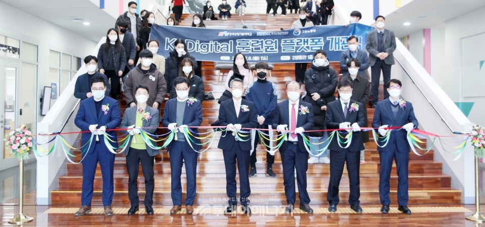 박건수 한국산업기술대학교 총장(좌 4번째) 어수봉 한국산업인력공단 이사장(좌 5번째) 등 관계자들이 개관식에서 기념테이프를 컷팅하고 있다.
