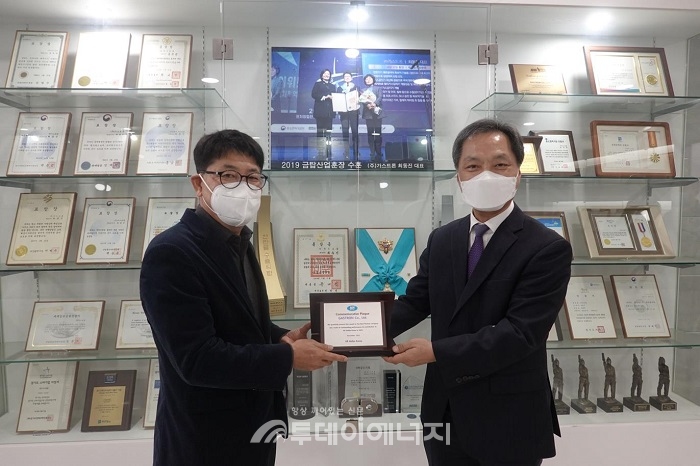 최동진 가스트론 대표(좌)와 김영균 KR Hellas 한국대표가 기념촬영을 하고 있다.