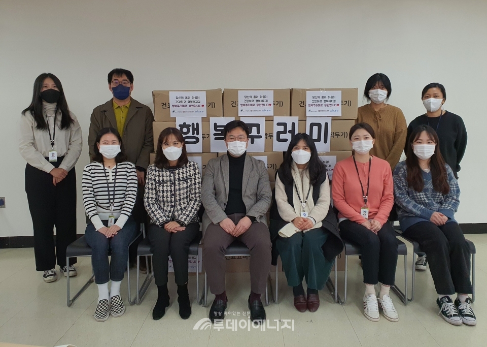 한국원자력안전기술원과 대전 청소년지원센터 꿈드림 직원들이 행복꾸러미를 만든 후 기념촬영하고 있다.