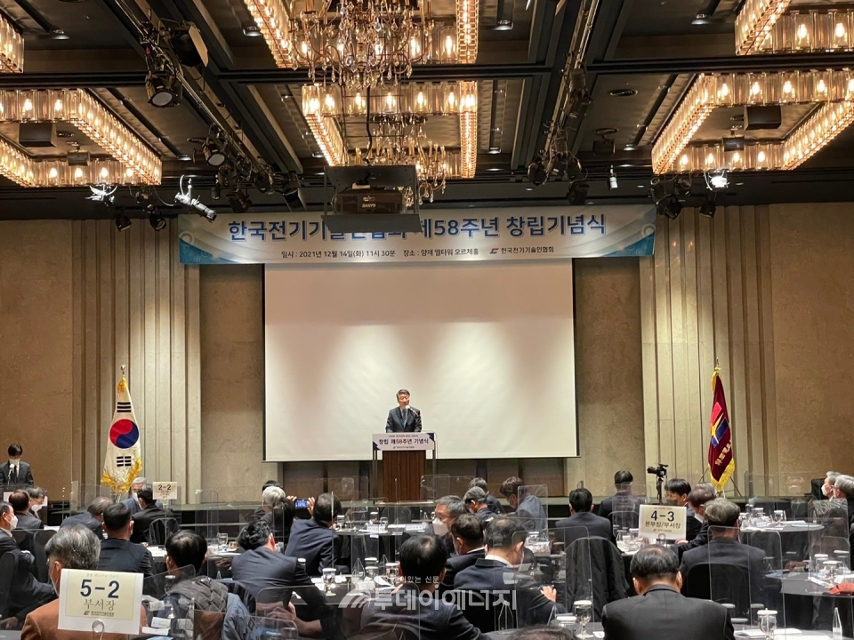 김선복 한국전기기술인협회 회장이 기념사를 하고 있다.