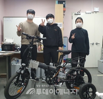 한국산업기술대 AES_LAB팀이 자율주행 자전거 작품을 시연하고 있다.