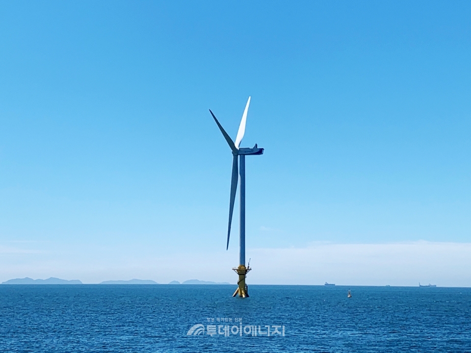 군산 앞바다에 설치된 유니슨의 4.2MW급 해상풍력발전기.