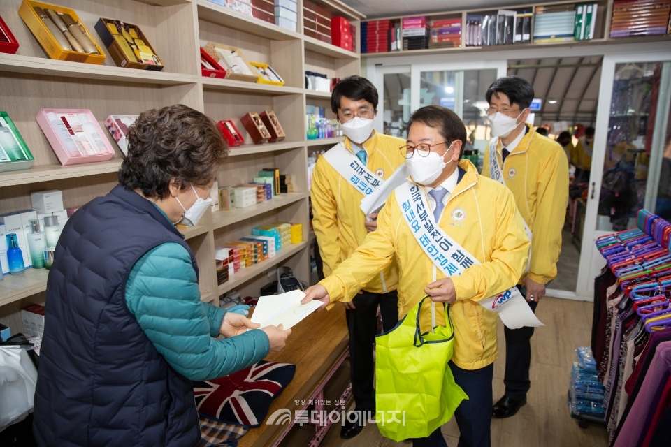 박형덕 서부발전 사장(중)이 태안재래시장에서 장보기 캠페인에 나서고 있다.