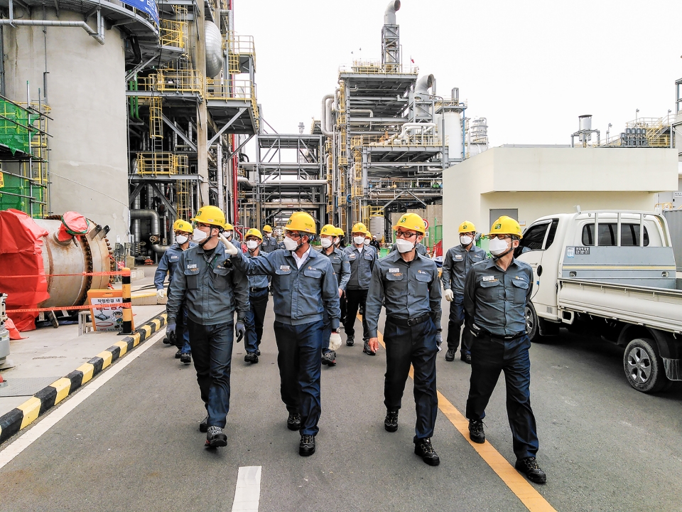 후세인 알 카타니 S-OIL CEO(앞줄 좌 2번째)가 임직원들과 함께 울산공장 생산현장에서 안전점검을 하고 있다.