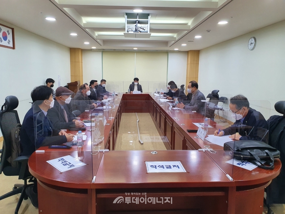 이성만 더불어민주당 의원과 한국재생에너지산업발전협의회 관계자들이 간담회를 진행하고 있다.