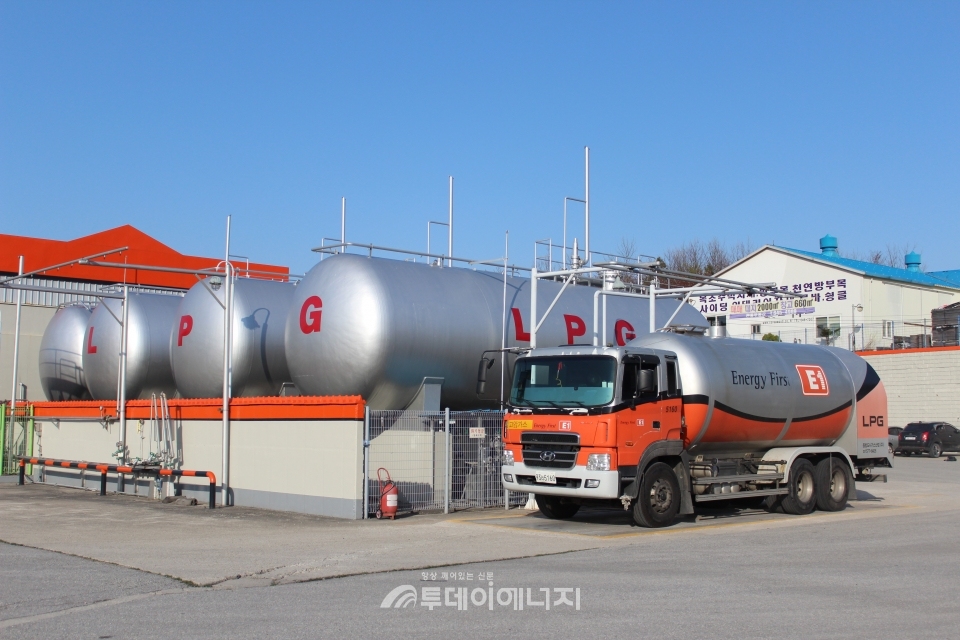 지상형 50톤 LPG저장탱크가 설치된 강원도 강릉 소재 LPG충전소의 전경.
