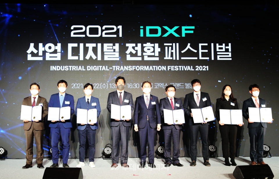 박진규 산업통상자원부 제1차관(가운데)과 산업지능화대상 산업부장관상을 수상한 삼천리 관계자(좌 4번째) 등 수상자들이 기념 촬영을 하고 있다.